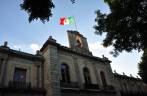 Palácio governamental e a bandeira mexicana (em Oaxaca, no México)